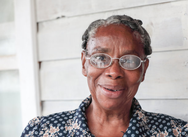 系列:戴眼镜微笑的洪都拉斯老年妇女图片下载