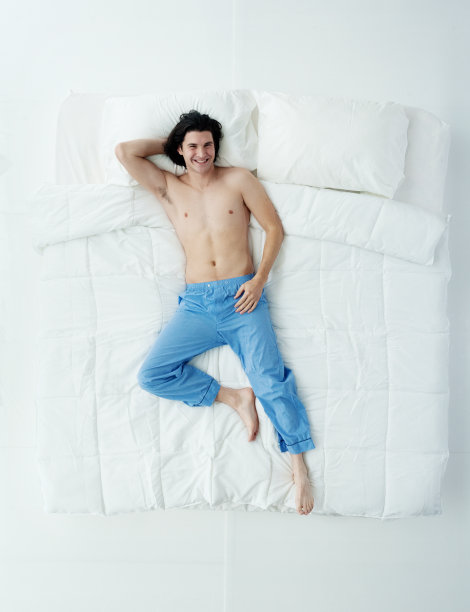 上图是赤膊男子躺在床上图片下载