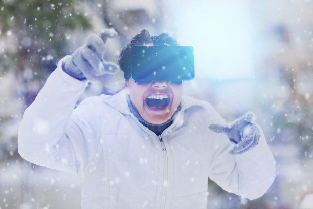 在冬天戴虚拟现实眼镜的女人图片下载