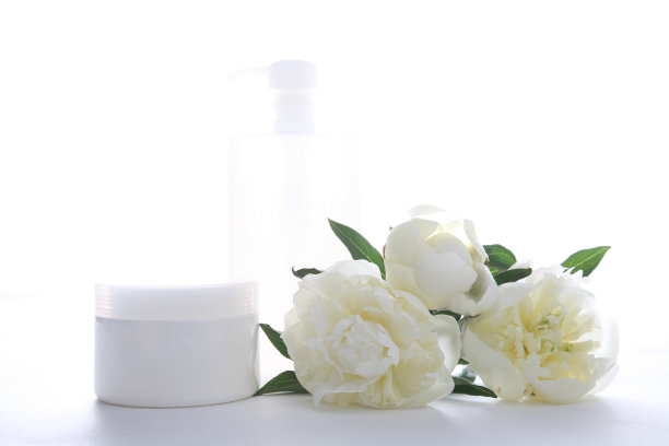 化妆瓶和罐子与美丽的牡丹图片下载
