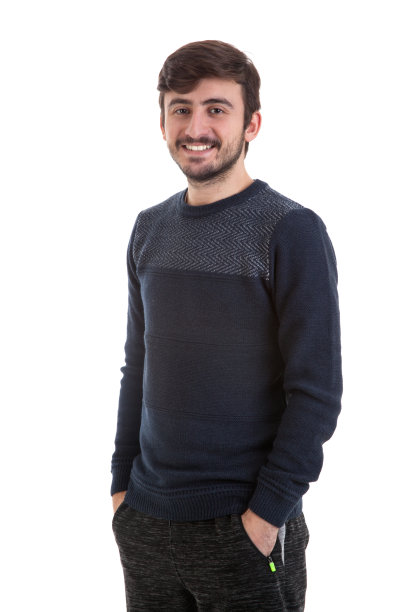 微笑快乐的年轻人看着相机图片下载