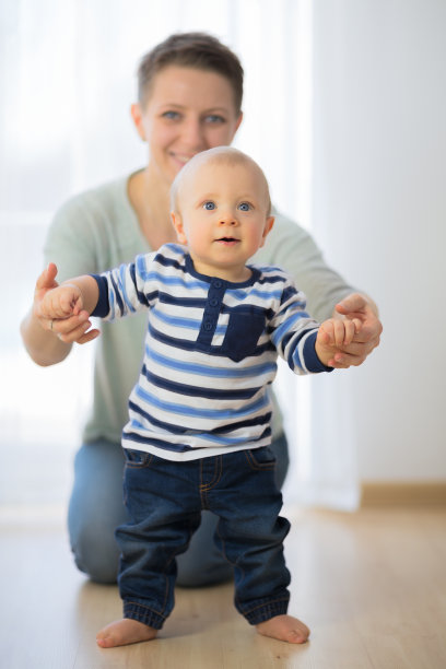 母亲和小男孩图片下载
