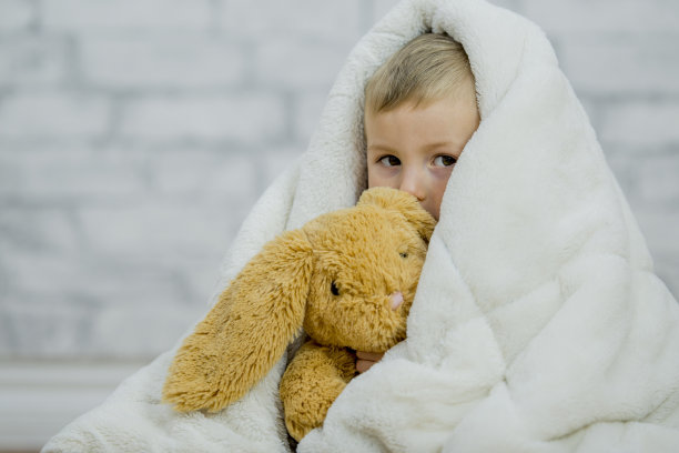 抱着毛绒玩具图片下载