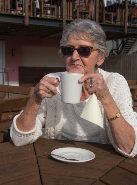 老妇人在咖啡厅喝咖啡图片下载