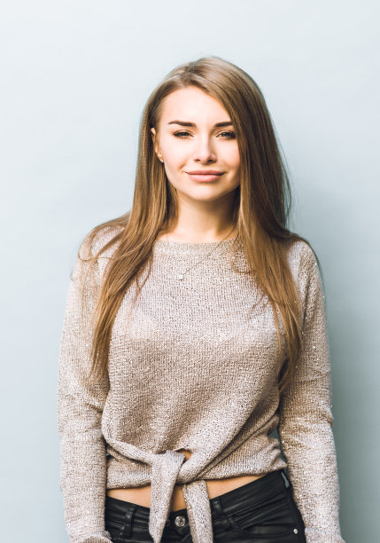 一个年轻漂亮的女人的肖像图片下载