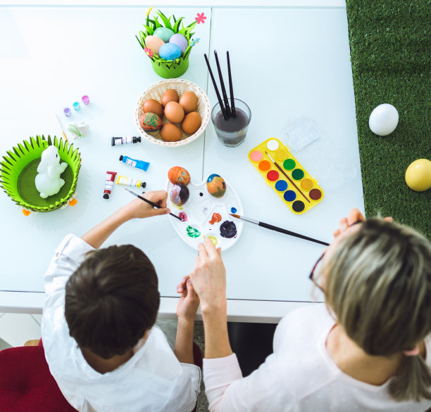 母亲和儿子创造了复活节的创造力图片下载