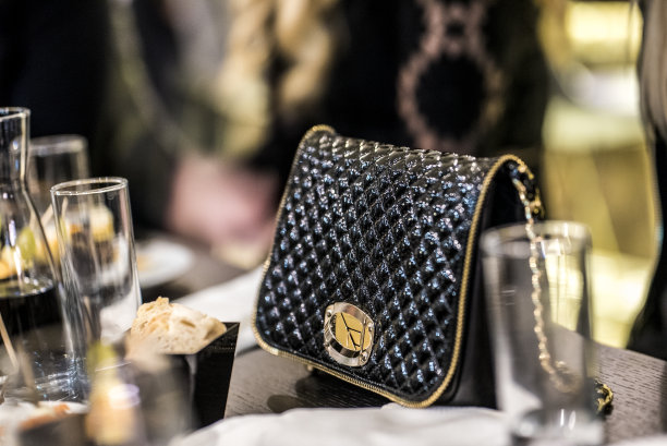 桌子上有一个钱包图片下载