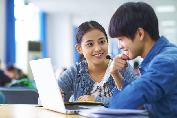 两个年轻的亚洲大学生在图书馆学习素材图片