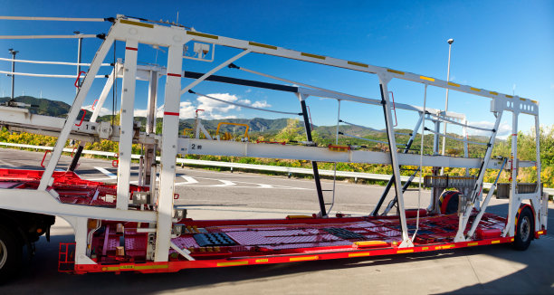 一种汽车运输车图片下载