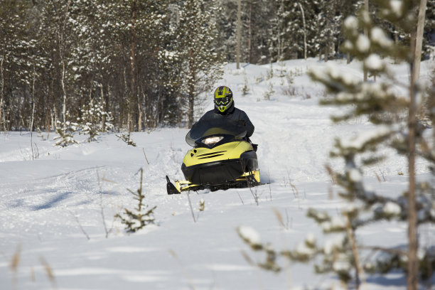开着雪地摩托的女人图片下载