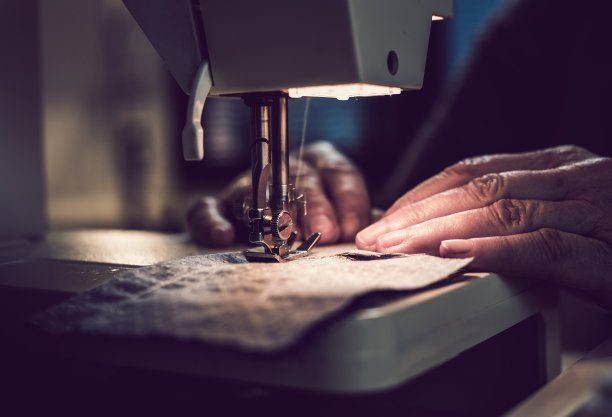 在缝纫机上工作的妇女素材图片