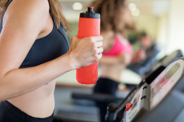 女人在跑步机上慢跑图片下载