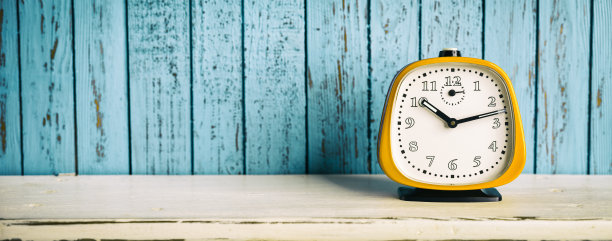 古董闹钟在白色的架子和粉红色的木头图片下载