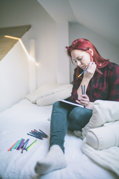 年轻女子在画板上画曼陀罗图案图片下载