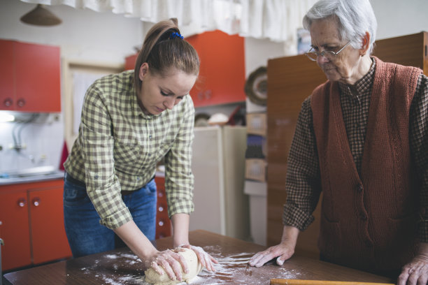 祖母和孙女烘烤饼干准备面团图片下载