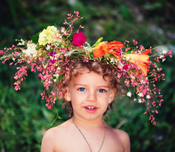 戴花环的男孩图片下载