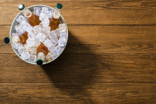 头顶的木板上放着一桶冰凉的啤酒瓶图片下载