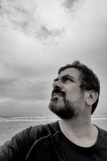 男人和风暴图片下载