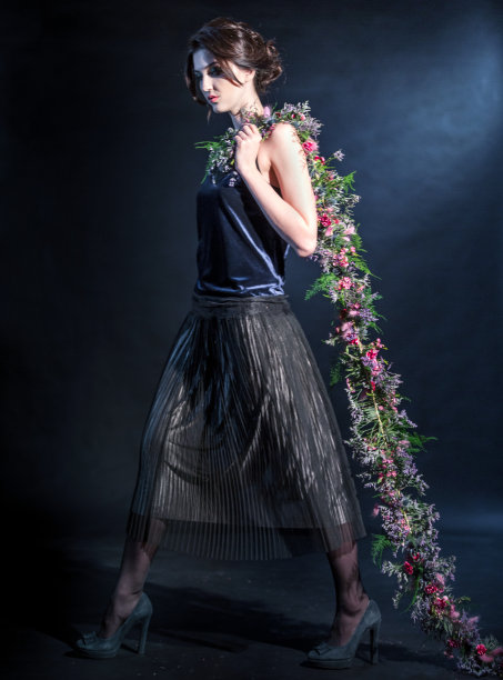 迷人的时尚女人插花图片下载