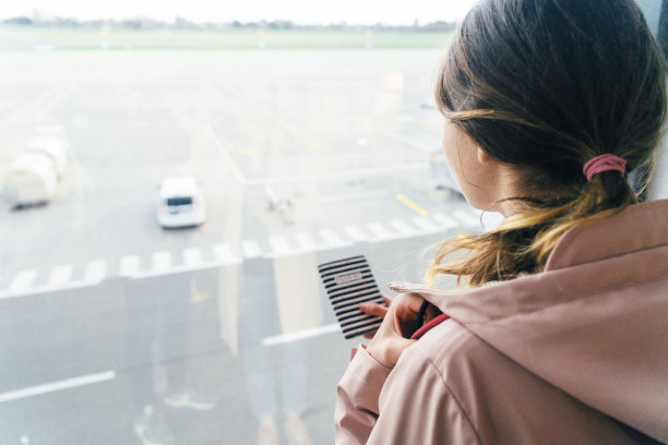 国际机场的女人图片下载