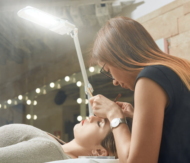 美容师在做她最好的工作，用假睫毛图片下载