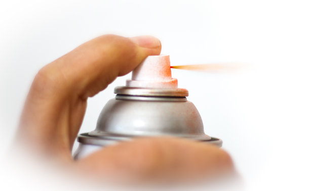 手指喷雾剂红色油漆，特写，白色背景图片下载