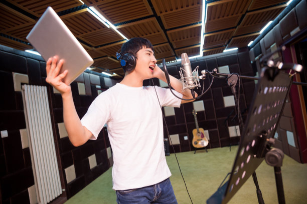 年轻人在录音室录音图片下载