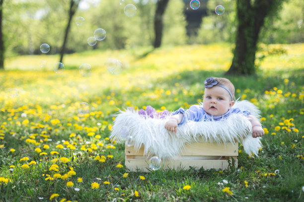 小女孩被泡泡搞糊涂了图片下载