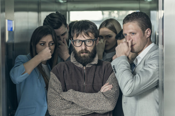 一个在电梯里影响同事的臭男人素材图片