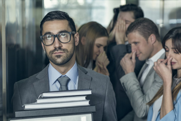 臭商人在电梯里影响他的同事图片下载