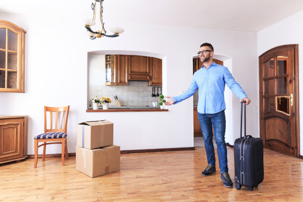 年轻人回到家里素材图片