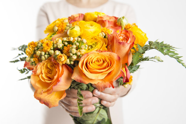 女人抱着鲜花图片下载