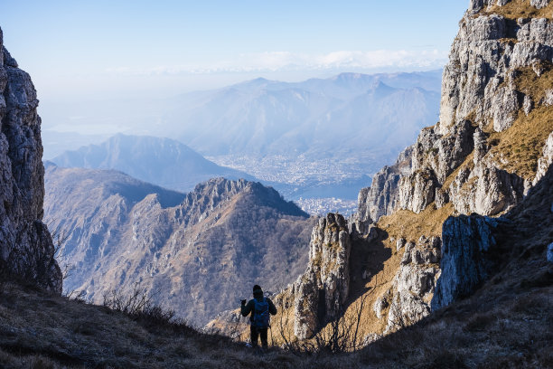 在山间小径上行走的徒步旅行者图片下载