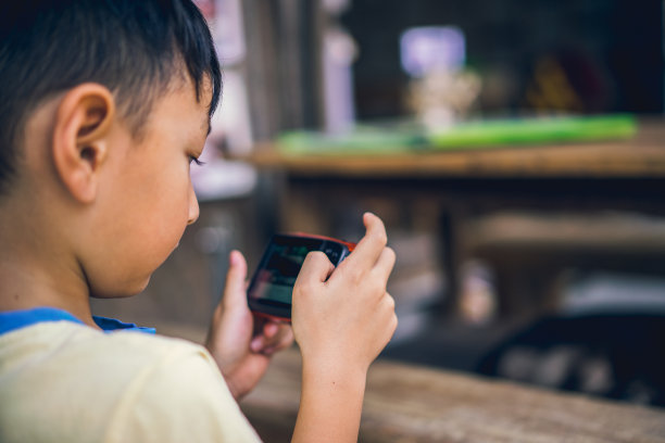 男孩玩相机图片下载