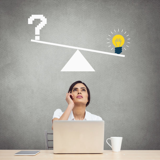 体重秤上带着灯泡和问号图标的女商人图片下载