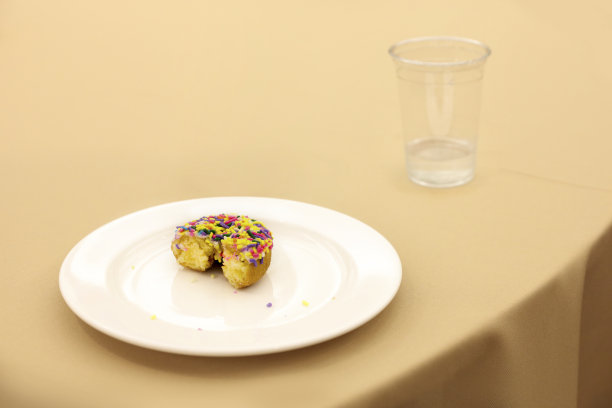 吃了一半的彩虹甜甜圈图片下载