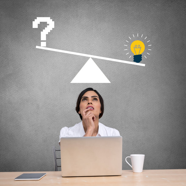 体重秤上带着灯泡和问号图标的女商人图片下载