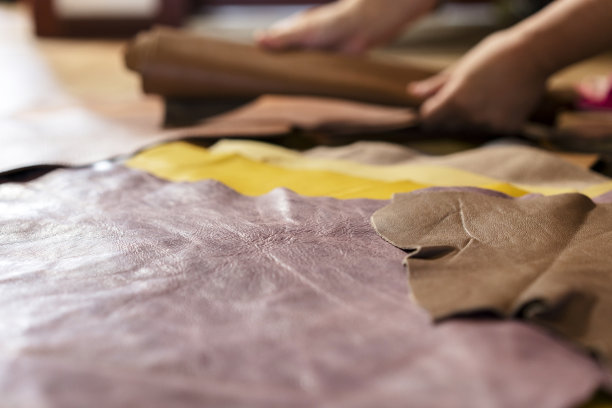 工匠选择皮革材料图片下载