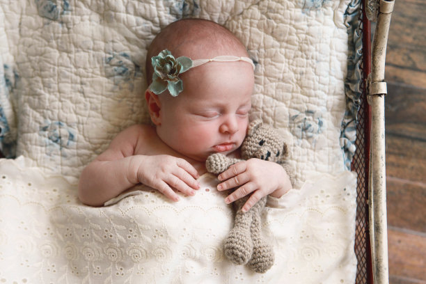 刚出生的女婴和泰迪熊一起睡觉图片下载