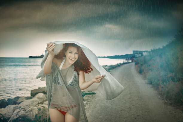 在海滩上享受雨图片下载