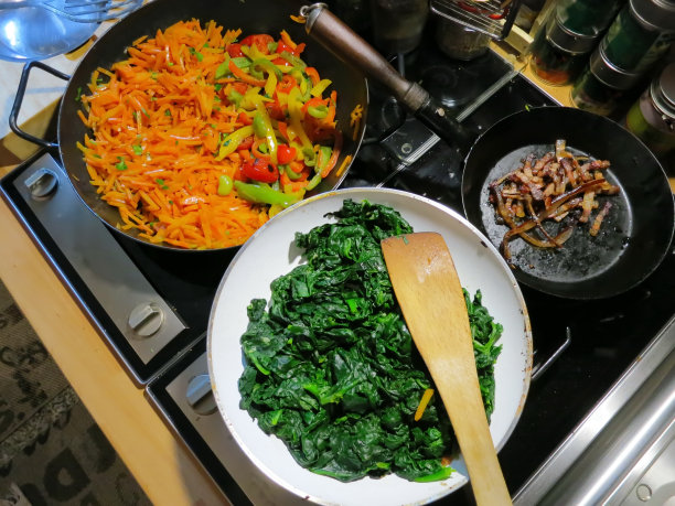 自制菠菜，卡通，煎锅里的煤气炉上的煎培根。图片下载