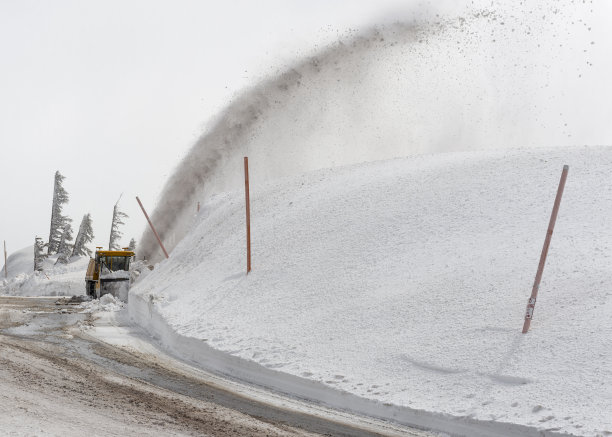 在俄勒冈州胡德山林林小屋路上的吹雪机图片下载