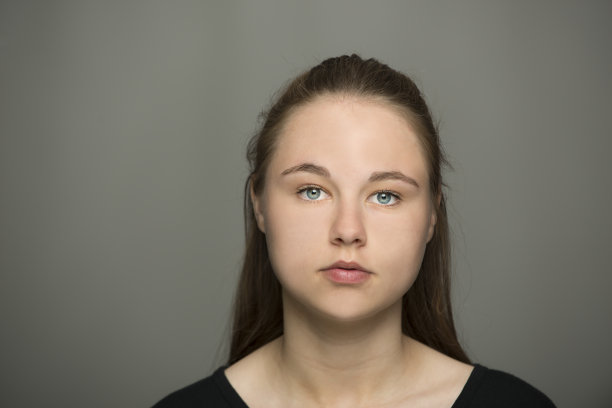 真实的人。一个年轻女孩的肖像图片下载