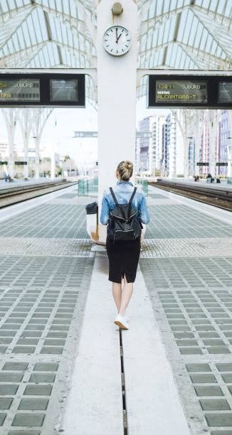 女子背包旅客在车站检票素材图片