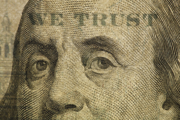 我们信任。一张透明的一百美元钞票的特写。图片下载