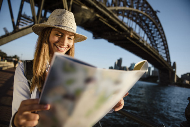 城市的河岸是美丽的图片下载
