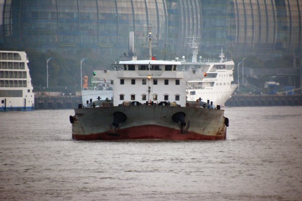 中国上海黄浦江上的船图片下载