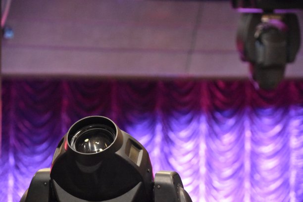 放映机在展览厅图片下载