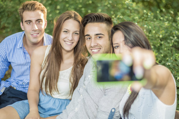 朋友们在自拍图片下载