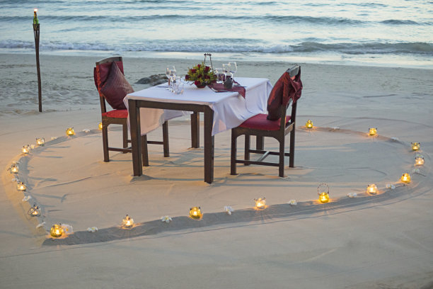 沙滩上的甜蜜餐桌图片下载